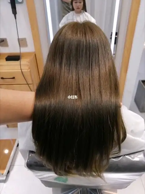 那么就看看这款吧,这几年流行的"青棕色"发型,一眼就给人时髦又显白的