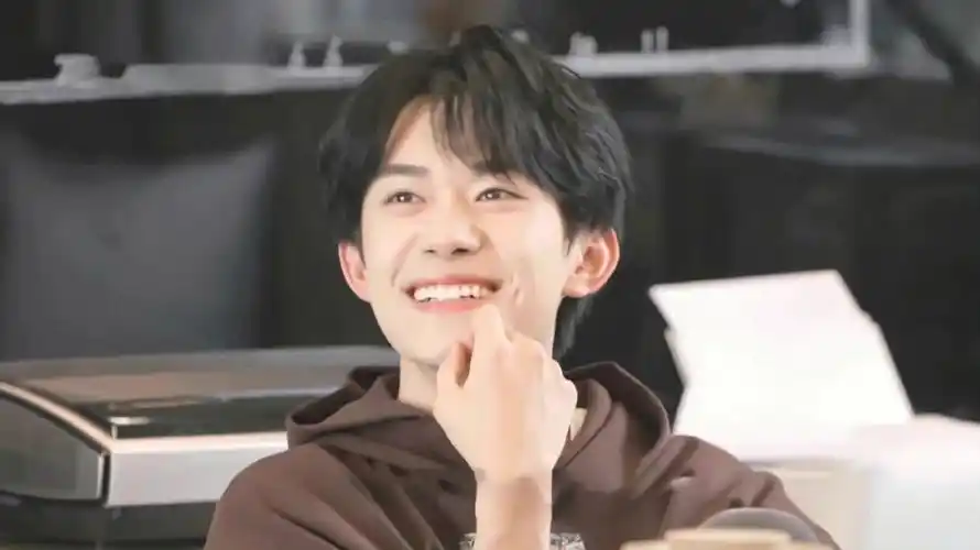 易烊千玺壁纸  #看帅哥 #  一些可爱小玺