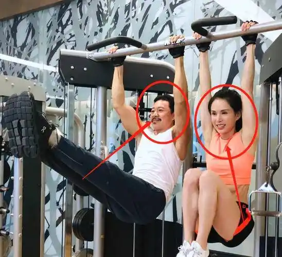55岁李若彤晒健身照,穿背心秀腹肌,65岁张丰毅的身材却让人看愣_电视