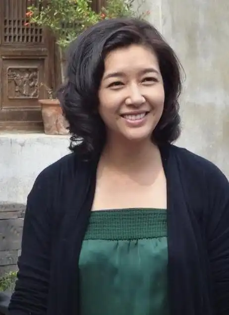 52岁江珊嫁给小15岁男人,比前任靳东还要帅,甜蜜生活让人羡慕