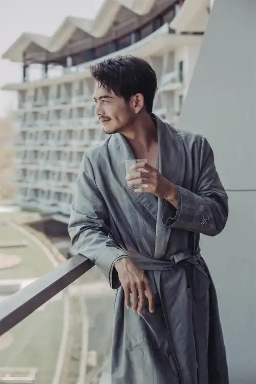 杨烁穿浴袍吹头备接亲 新娘姐妹团颜值身材俱佳