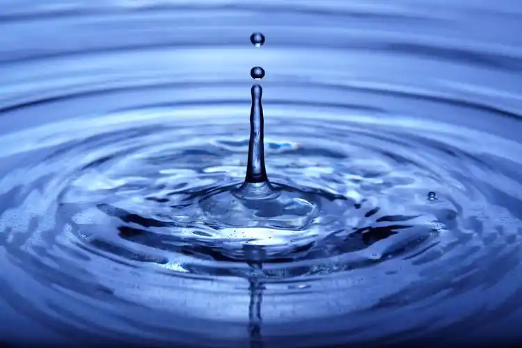 水滴拍摄技巧看摄影师是怎样抓拍水滴落水的美丽瞬间