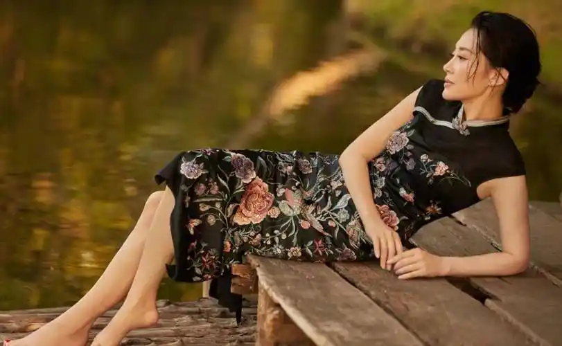 许晴的身材比例谁看了都喜欢,穿旗袍婀娜妩媚,52岁依然有曲线美_造型