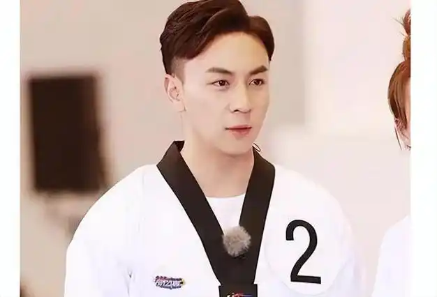 释小龙:2岁学武4岁出道,长大后出国读书,用童年换名气值得吗?