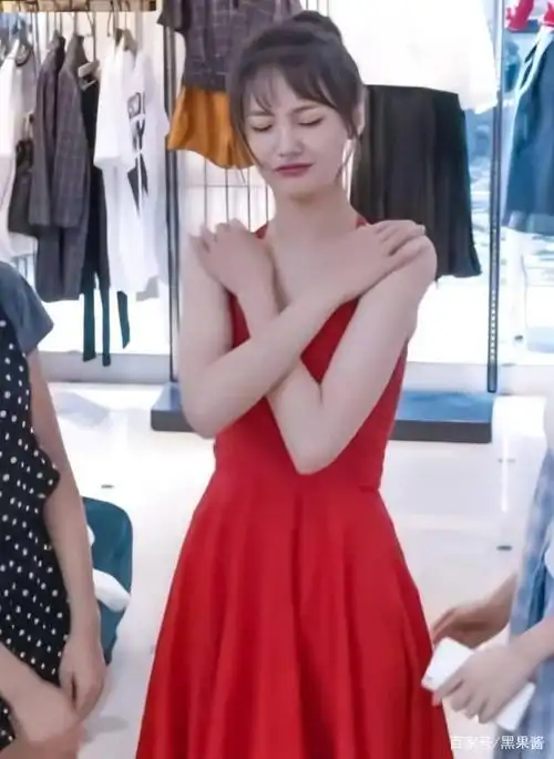 郑爽因穿裙子上热搜,看了她穿红裙子终于明白,这才是颜值巅峰!
