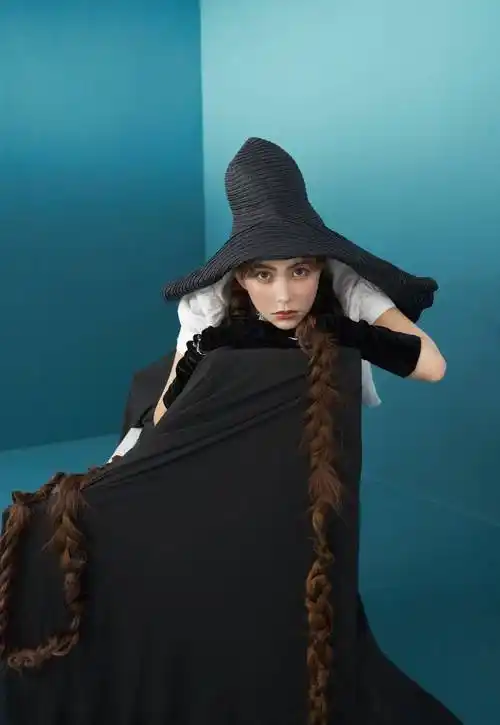 天王嫂昆凌好气质,最新杂志大片挑战麻花辫造型,时尚又个性_黑色