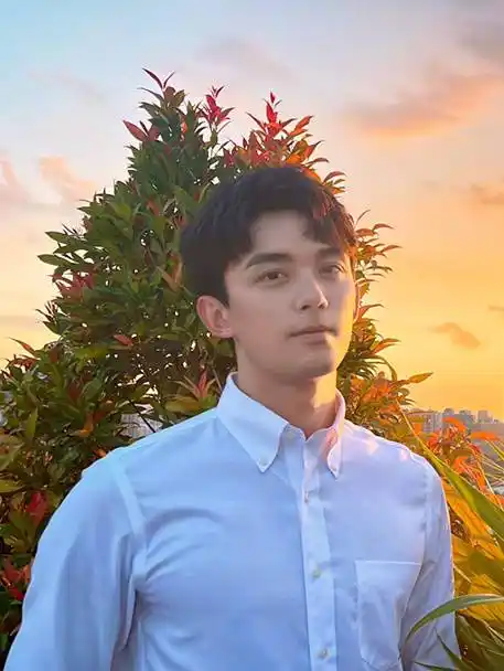 就算是露出上半身也能看出来身材不错,真的是太帅了,理想型男友非吴磊