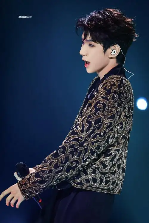 王源超话#王源官宣加盟江苏卫视跨年##王源烟熏妆#用舞台结束属于我们