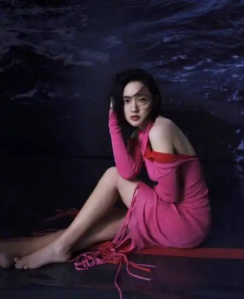 第七张是唐艺昕的全身照,她穿着与第一张同款的衣服,露出性感的美腿和