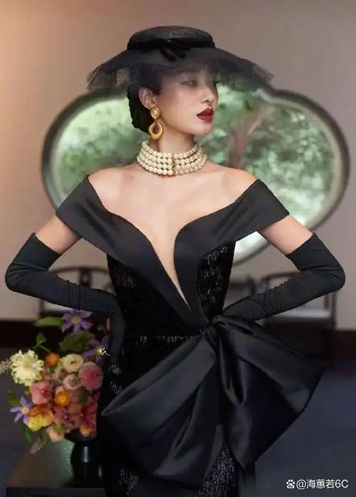 杨采钰出席活动,身穿黑色抹胸裙,展现优雅和矜贵的港式韵味