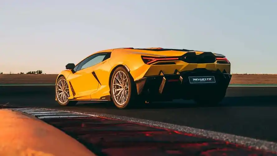 采用65升v12发动机插电混动总成兰博基尼revuelto实拍图发布