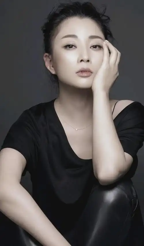 殷桃和王骁在商场被拍到照片中两人都是实力派演员