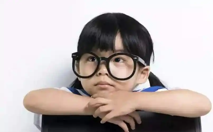 发现小孩近视怎么办 小孩子刚发现近视怎么办