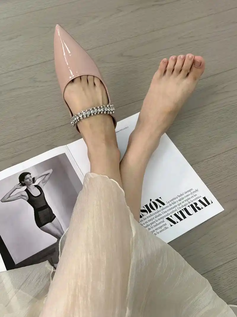 女人味百分百的平底尖头鞋.