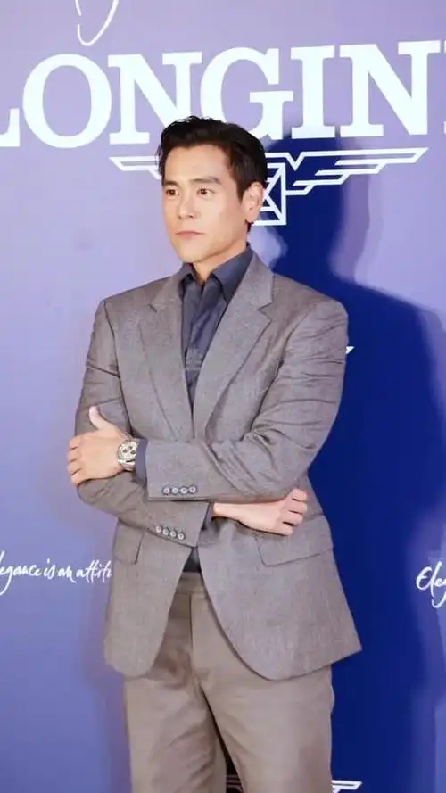 彭于晏 灰色西装造型这这气质太有荷尔蒙了