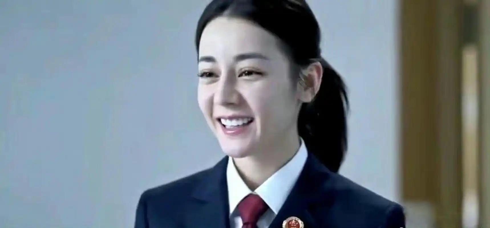 为什么迪丽热巴没有电影拍,可能她的脸在电影放大一般,那个淡妆放大