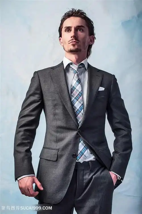 傲慢穿西服的成熟商务男人图片