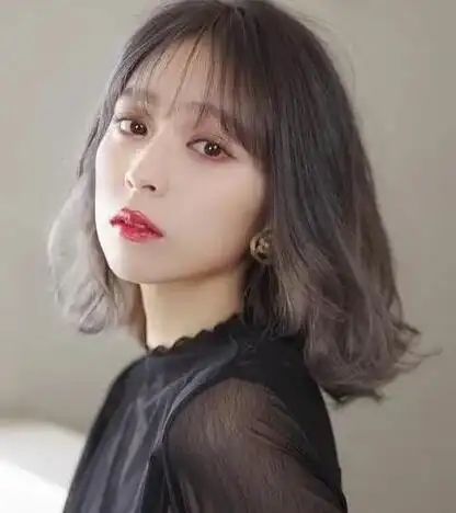 2021流行发型女中短发 你剪过这样的短卷发吗?