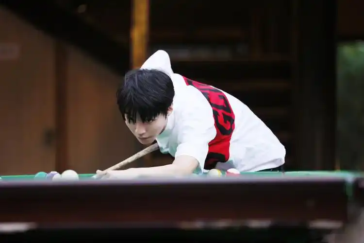 王俊凯拍毕业照,全班颜值都达到出道水平,最左边女生撞脸赵丽颖