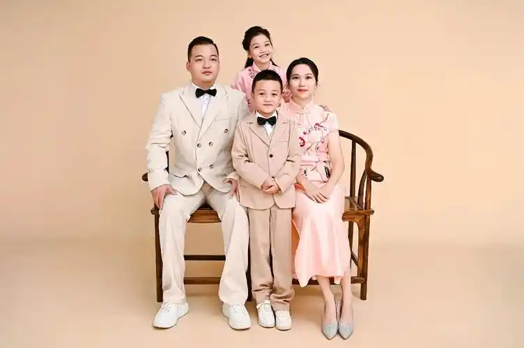 一家四口 #儿女双全此生足矣 你和我变成了我们,到现在一家 - 兑趑