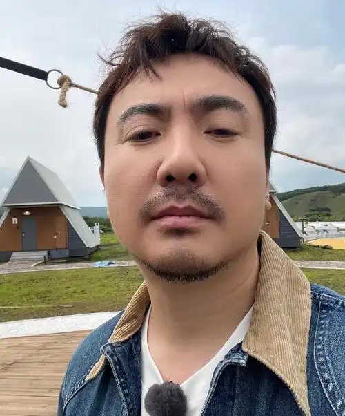 沈腾姐姐带父母旅行,沈爸沈妈搂脖牵手合影