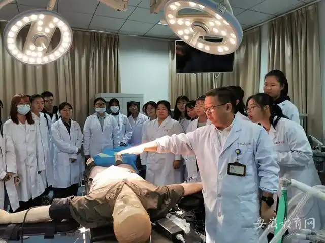 临床教学是医学生学习中的重要组成部分,为使2021级新生尽快熟悉所学