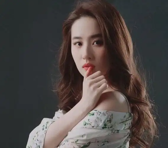 五官挺立精致,妆容美艳冷漠,发型梳的随意而慵懒,举手投足间都有着