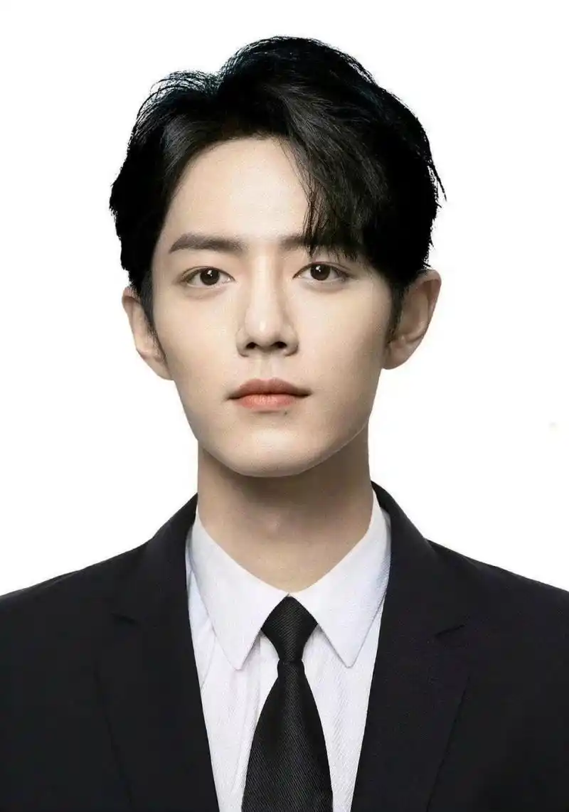 肖战经典证件照 都是黑西装白衬衫 分别是19年,21年,22年  #肖战