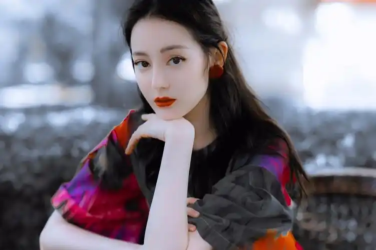 迪丽热巴壁纸:娱乐圈有很多脏水,但我会站你这边听你讲替你撑腰