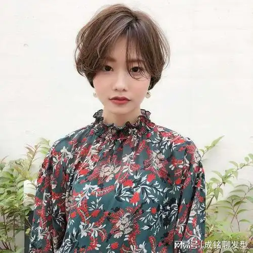 选择发型的时候,可根据个人的喜好,选择直发或卷发即可.