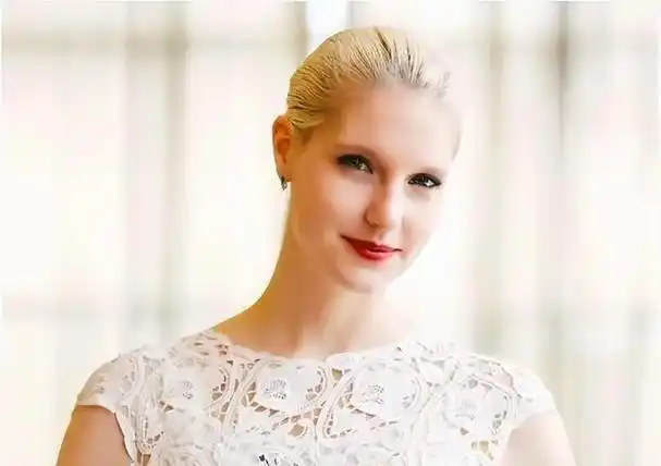 撒贝宁近日携妻子参加外甥婚礼坐高铁一脸疲态李白看书好优雅