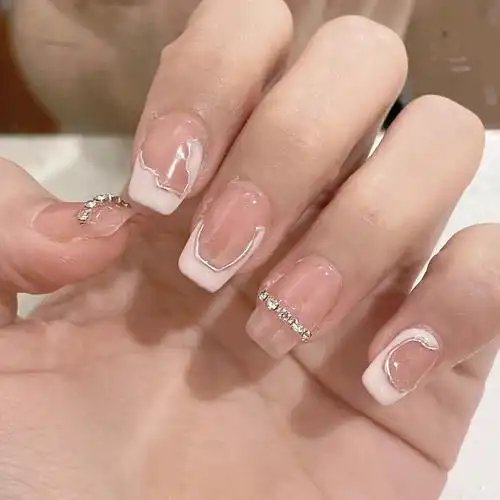 的美甲,很好搭衣服,基本不会翻车#法式美甲  #气质美甲  #白色美甲