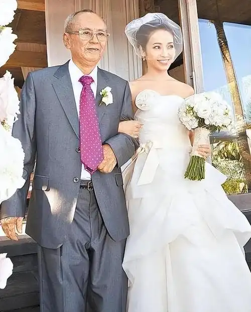 她努力扮演好妻子和母亲的角色,希望能给孩子一个完整的家,一个充满爱