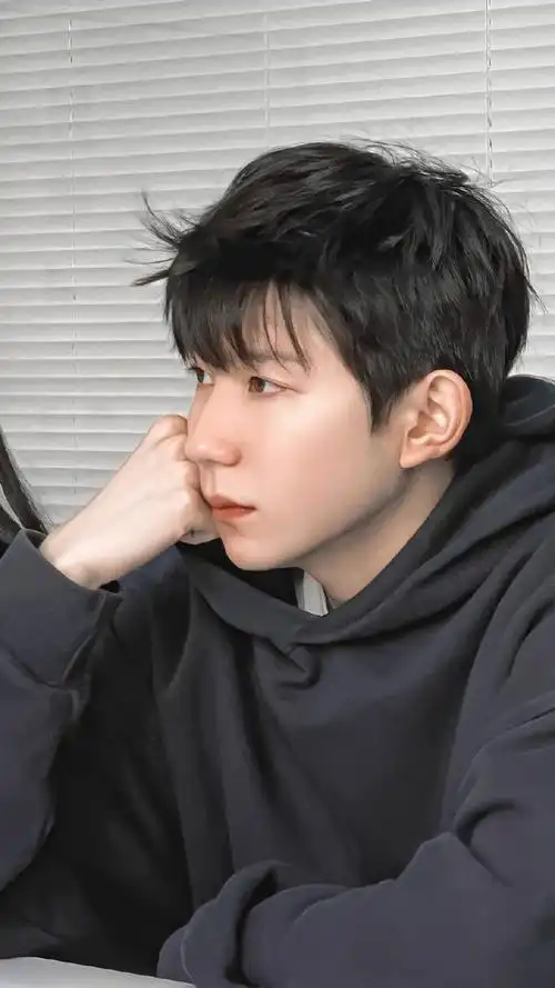 王源灰色卫衣侧颜照