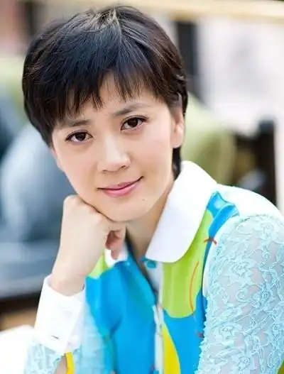 沈冰通过了央视举办的主持人大赛,从新加坡回到了中国,也开启了她日后