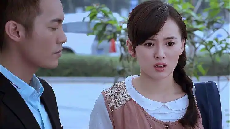 爱闪亮:美女把相机转送帅哥,男医生吃醋不搭理,美女后悔了!