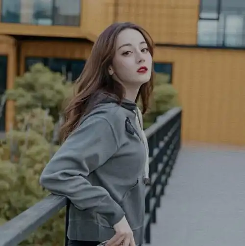 迪丽热巴头像.自调滤镜抱图dd.盗图司马. 二转请注明出自顾萱霏.