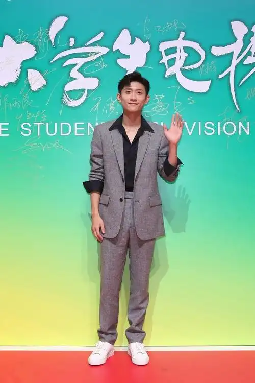 高瘦身材张一山的时尚穿搭痞帅时尚好潇洒