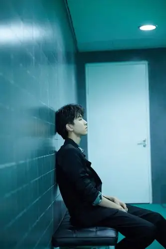 王俊凯周年演唱会唱跳solo 展露舞台王者风范