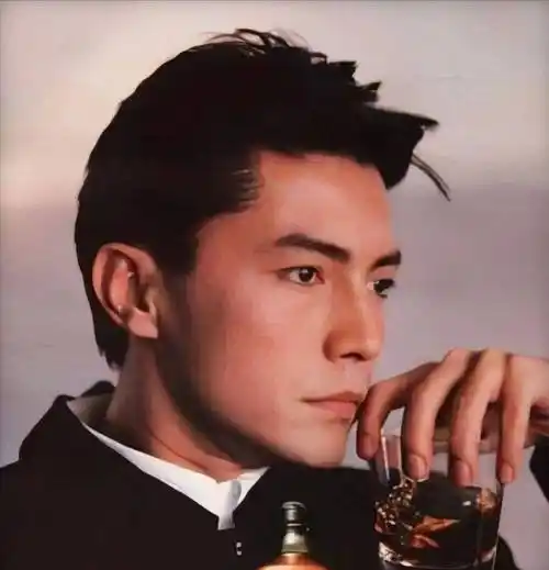 一代男神尊龙,全球最美50人之一,他不知来处,是个可怜的孤儿_女人