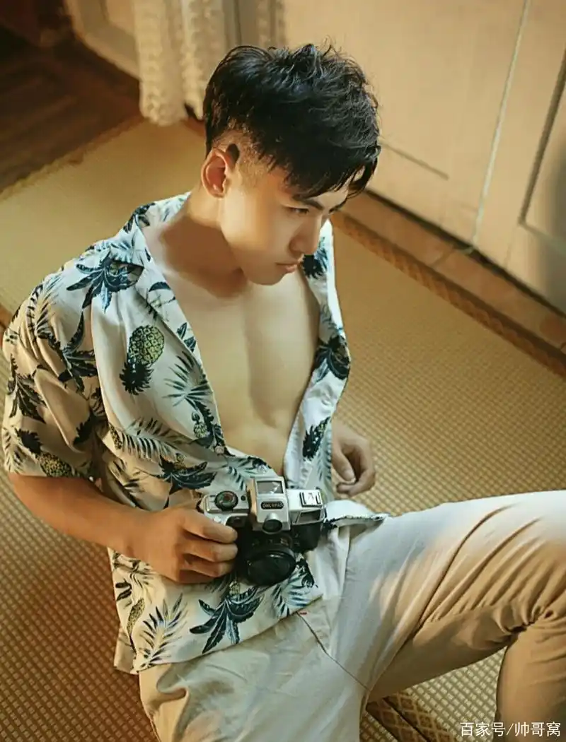 组图:文艺男的长相,体育生的身材,薄薄的腹肌怎会不叫人心动!