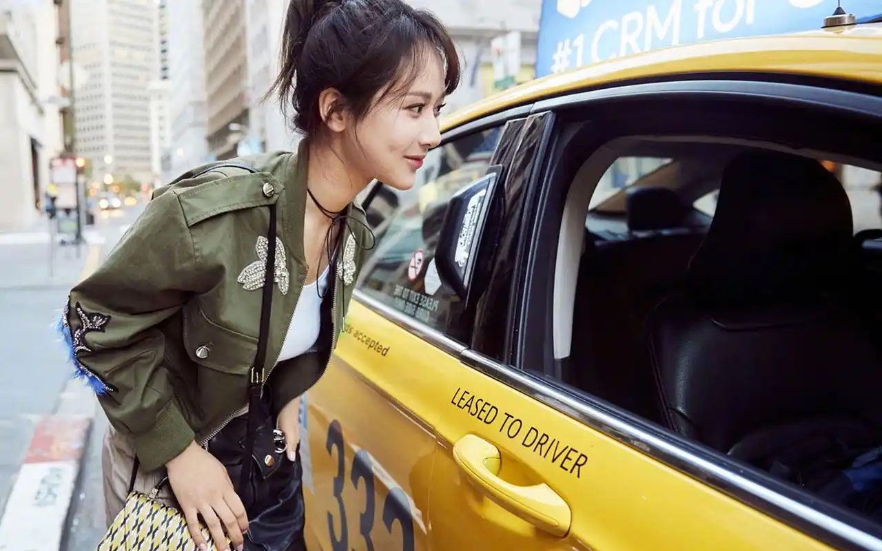 首页 桌面壁纸 大陆明星 美女明星杨紫高清时尚街拍写真图