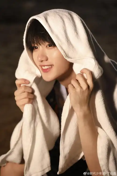 可以给我点儿丁程鑫非常灿烂非常治愈的元气笑容图嘛我想去给我小姐妹