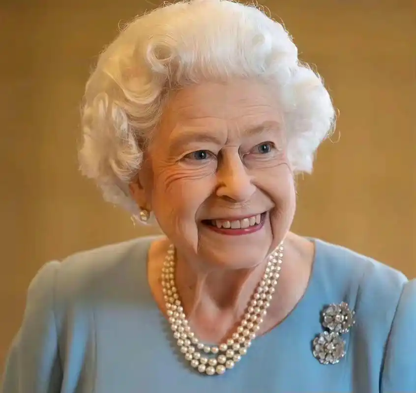 英女王伊丽莎白二世的身高算是比较娇小的,但是却一点儿也不影响她