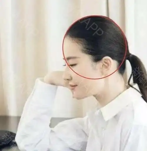 刘亦菲的后脑勺也是完美!她们这样从小肯定没被要求睡扁头