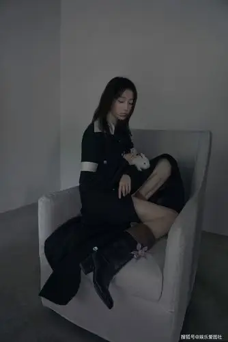 关晓彤无界浪漫画报,简洁优雅更显气质