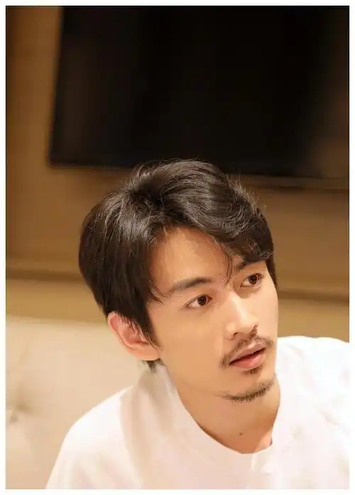 陈晓的胡子太沧桑粉丝帮助p放下胡子回归白月光颜值压碎王一博