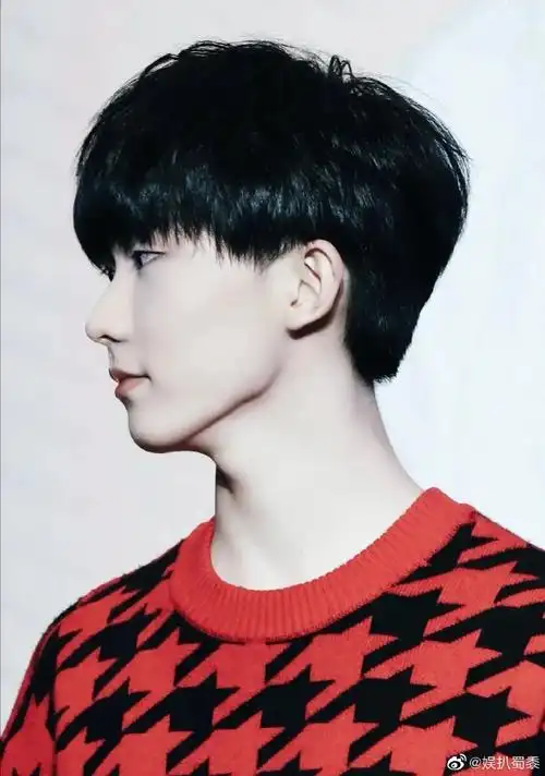 眼睛里蕴藏着银河系,从侧面看喉结更明显,都来品一下马嘉祺优越的侧脸