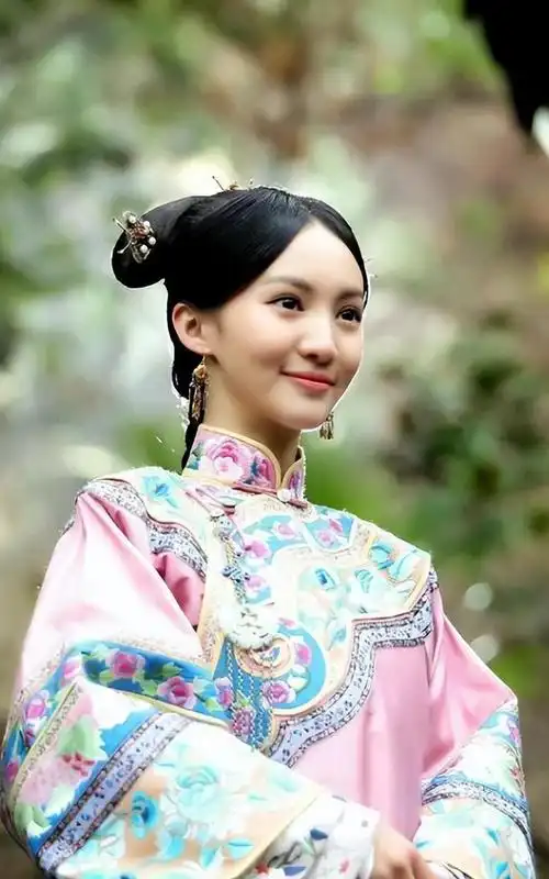 无论是古装剧中的英勇侠士,还是现代剧中的职场精英,金晨都能将