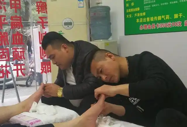 尽管他们是男人,但是在修脚的时候非常细心.